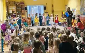 dzieci śpiewają hymn przedszkola