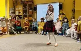 dziewczynka m&oacute;wi wiersz Wandy Chotomskiej