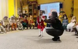 dziewczynka m&oacute;wi wiersz Wandy Chotomskiej