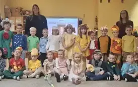 dzieci z grupy 6 pozują do zdjęcia z wychowawcami i dyrektorem