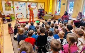 dzieci oglądają występ cyrkowca