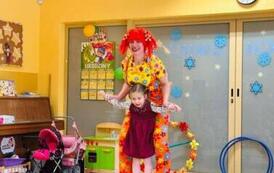 cyrkowiec robi akrobacje na r&oacute;wnoważni