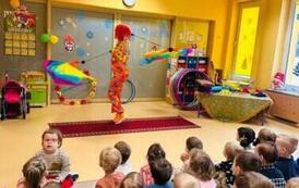 cyrkowiec robi sztuczki z obręczami