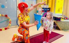 dziewczynka asystuje cyrkowcowi