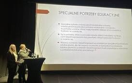 prelegenci omawiają prezentację