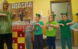 dzieci tańczą przebrane za żabki