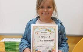 Dziewczynka z dyplomem za udział w konkursie