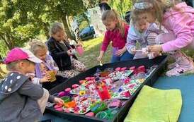 dzieci bawią się na sensorycznym placu zabaw