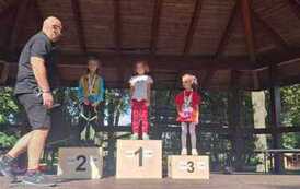 dzieci stoją na podium