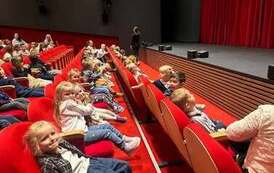 dzieci siedzą w teatrze