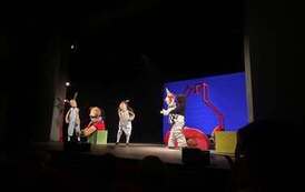 aktorzy na scenie w teatrze