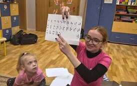 edukatorka pokazuje dzieciom pismo Braila