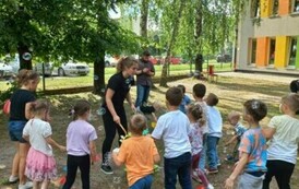 zabawy dla dzieci z piłeczkami w ogrodzie przedszkolnym