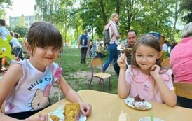 dziewczynki jedzą kiełbaski z grilla
