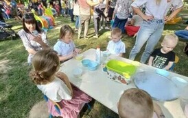 dzieci na pikniku przedszkolnym