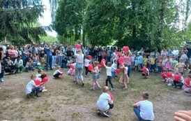 występ dzieci w ogrodzie przedszkolnym