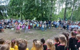 występ dzieci w ogrodzie przedszkolnym