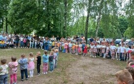 występ dzieci w ogrodzie przedszkolnym