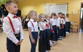 dzieci m&oacute;wią wiersze na zakonczenie przedszkola