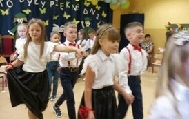 grupa 7 tańczy poloneza