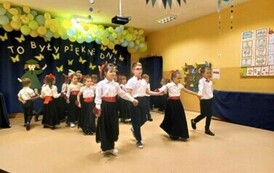 grupa 6 tańczy poloneza