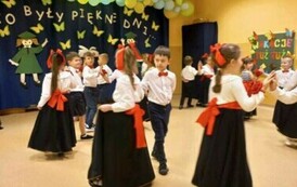 dzieci tańczą ploneza