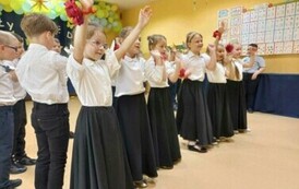 dzieci śpiewają piosenkę i machają