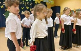dzieci m&oacute;wią wiersze na zakonczenie przedszkola