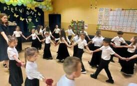 grupa 6 tańczy poloneza