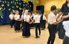 dzieci tańczą ploneza