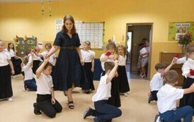 grupa 6 tańczy poloneza