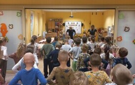 dzieci tańczą zumbę