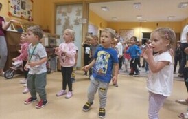 dzieci z młodszych grup tańczą zumbę