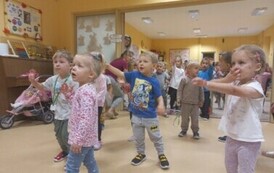 dzieci młodsze tańczą zumbę