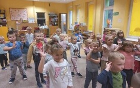 dzieci z młodszych grup tańczą zumbę