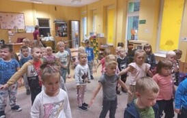 dzieci z młodszych grup tańczą zumbę