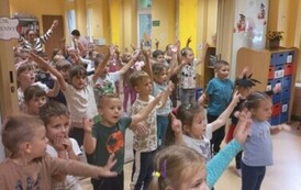 dzieci tańczą zumbę