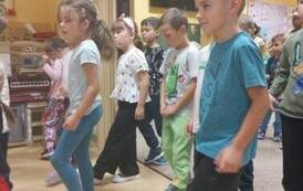 dzieci z grupy 6 tańczą zumbę