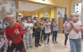 dzieci naśladują taniec pań