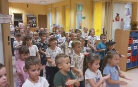 dzieci tańczą do piosenki