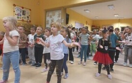 dzieci tańczą zumbę