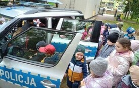 dzieci ogladają radiow&oacute;z