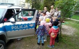 dzieci przy radiowozie policyjnym