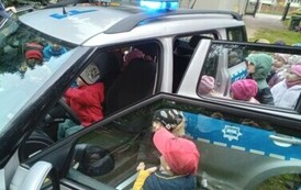 dzieci oglądają wnętrze radiowozu