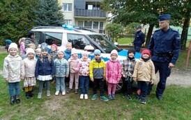 grupa 6 przy radiowozie policyjnym