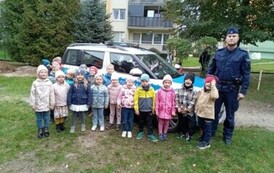 grupa 6 przy radiowozie policyjnym