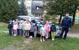grupa 7 przy radiowozie policyjnym