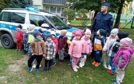 grupa 4 przy radiowozie policyjnym