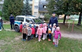 grupa 4 przy radiowozie policyjnym