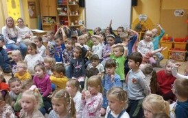 dzieci podczas prelekcji z policjantami